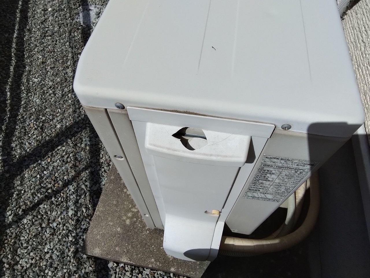 雹室外機側面割れ